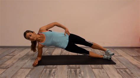 žena vykonávajúca bočný plank