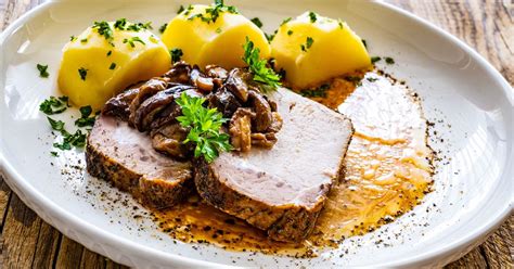 Tematické foto bravčového karé na tanieri s čerstvou zeleninou a bylinkami