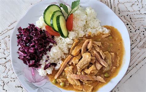 Foto hotového karí z bravčového karé so zeleninou a ryžou v miske