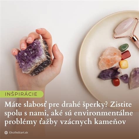 Zoskupenie rôznych liečivých kameňov a kryštálov s jemným svetlom