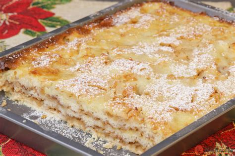 Záber na hotový sypaný jablkový koláč na tanieri s posypom zo škorice a kúskom jablka