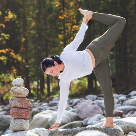 Žena cvičiaca jogu v prírode, symbolizujúca pohyb a duševnú pohodu