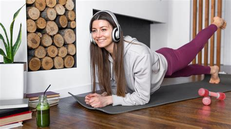 Fotografia ženy cvičiacej s vlastnou váhou doma