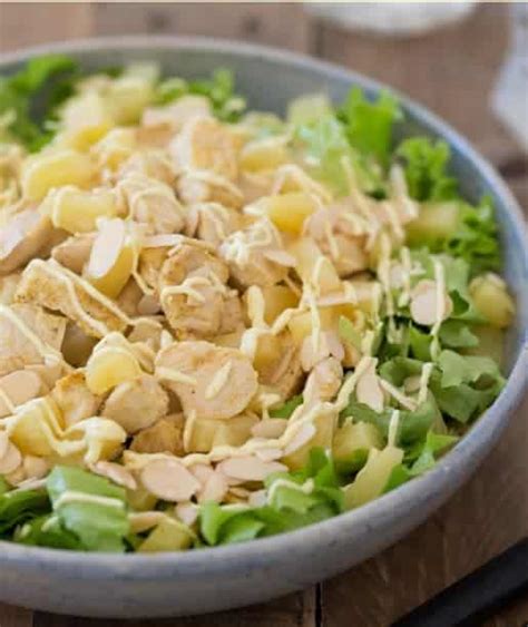 fotografia kuracieho šalátu s avokádom a zeleninou