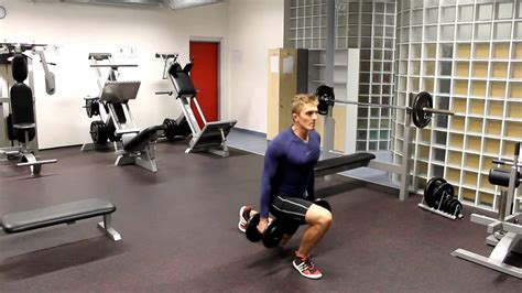 žena vykonávajúca výpady s jednoručkami