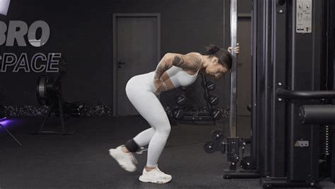 žena vykonávajúca zakopávanie na kladke