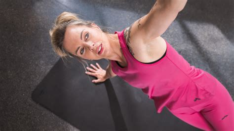 Tematické foto: Žena v športovom oblečení s viditeľne vytvarovanou postavou