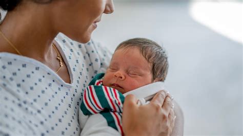 Fotografia matky po pôrode, symbolizujúca návrat k postave