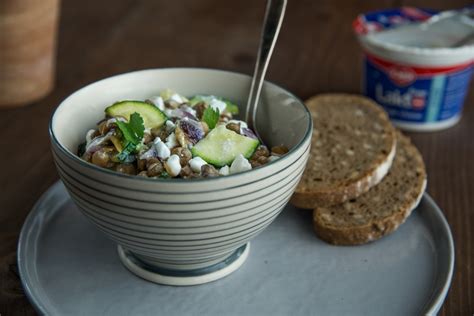 ukážka zdravého šalátu s cottage syrom alebo mozzarellou