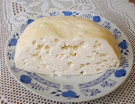 Fotografia hrudky čerstvého kozieho syra po odkvapkaní pred kysnutím