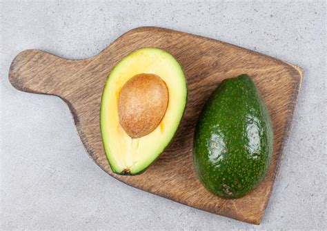 detailné foto rôznych zdravých potravín, ako sú orechy, avokádo, bobuľové ovocie