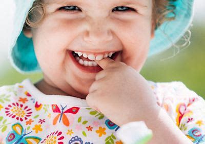 Tematické foto: usmiate dieťa s jablkom v ruke