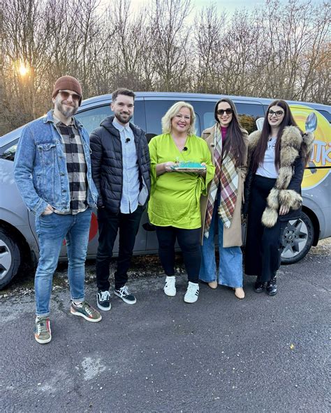 Portrét Daniely Kmeťovej usmievajúcej sa s jednou zo svojich kníh.