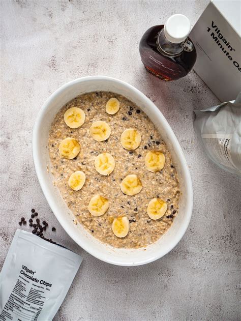 Zapečená proteínová kaša v miske, ozdobená ovocím