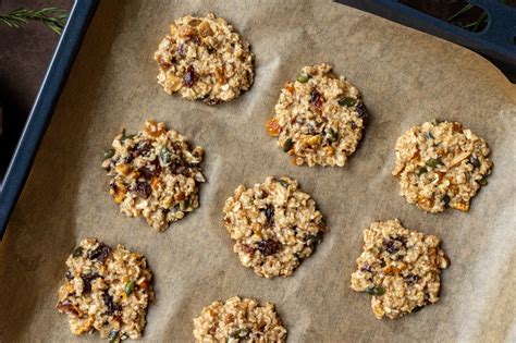 Pestré ovsené flapjacky s kúskami ovocia a orieškov