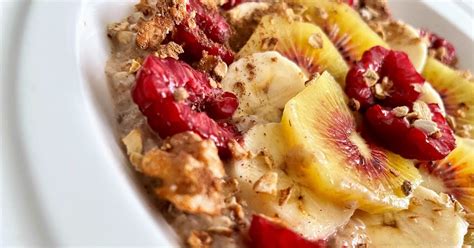 Koláž rôznych zdravých jedál z ovsených vločiek