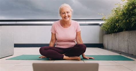 žena stredného veku pri cvičení jogy