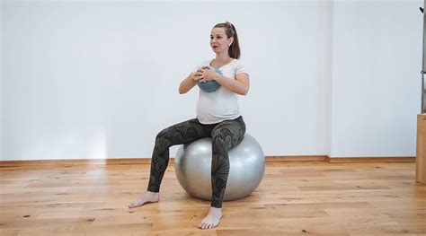 Tématické foto ženy v tehotenstve s váhou