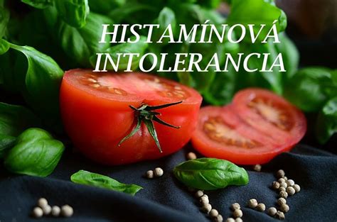 Koláž nevhodných potravín pre histamínovú intoleranciu (fermentované, údené, syry, paradajky)