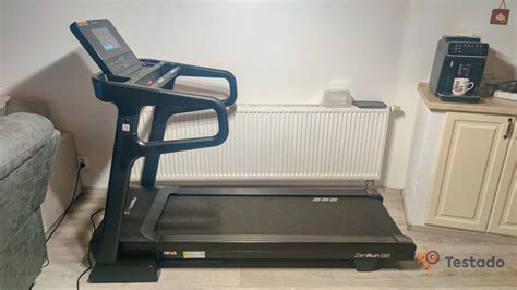 Tematické foto bežeckého pásu v modernom fitness prostredí