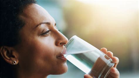 Tematické foto: žena pije kávu v tichom rannom prostredí