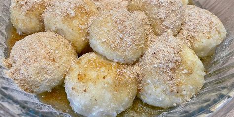 fit tvarohové guľky plnené jahodami na tanieri