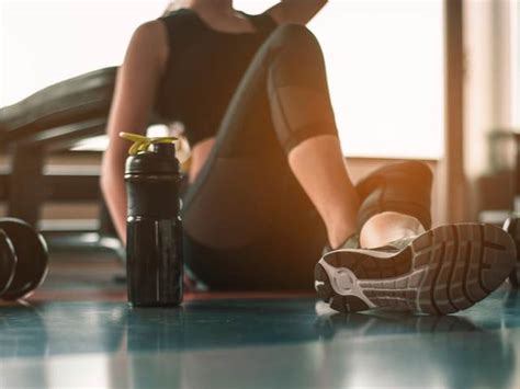 ilustrácia: žena pijúca proteínový nápoj po cvičení