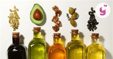 Tematická fotografia: zdravé tuky v potravinách (avokádo, orechy, olivový olej)