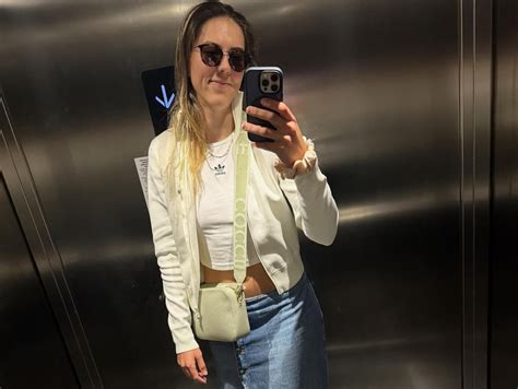 Tematické foto: Spokojná osoba, ktorá demonštruje pevnejšiu a vytvarovanejšiu postavu po laserovej liposukcii