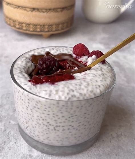 pohár s chia pudingom, čerstvým ovocím a mätou