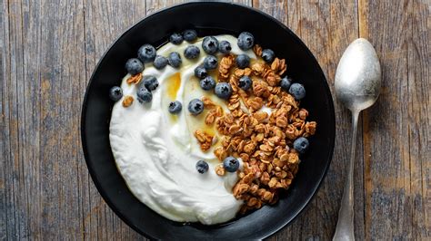 miska gréckeho jogurtu s medom, orechmi a bobuľovým ovocím