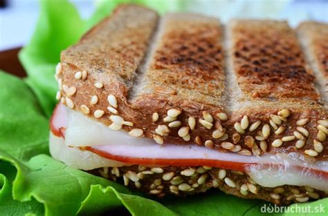 celozrnný toast so syrom cottage a čerstvou zeleninou