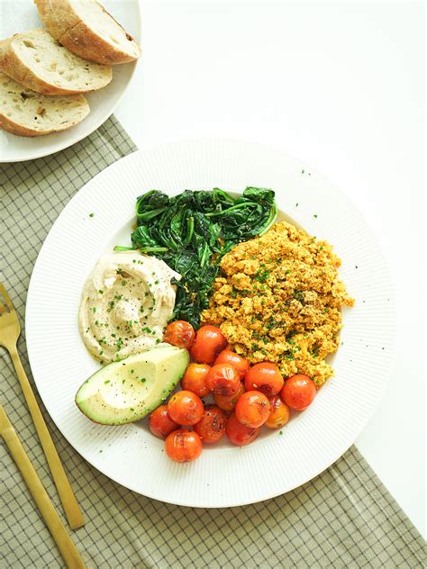 tanier s vajíčkovou omeletou, čerstvými bylinkami a paradajkami