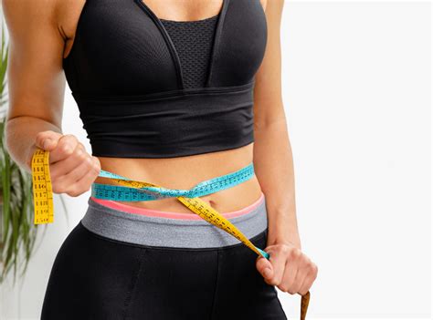 Ilustrácia: Žena si meria pás a porovnáva so starými džínsami, symbolizujúce úspešné chudnutie a prispôsobenie stravovacieho plánu