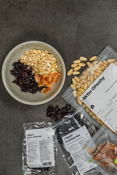 Ilustrácia rôznych druhov domácich proteínových tyčiniek s ovocím a orechmi