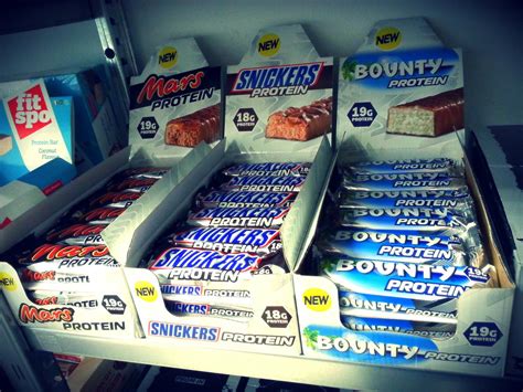 Infografika porovnávajúca zloženie domácej a kupovanej proteínovej tyčinky