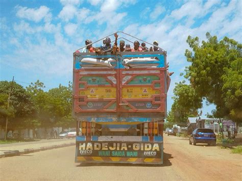 fotka spiaceho človeka v tmavej izbe