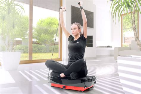 Žena stojaca na vibračnej plošine