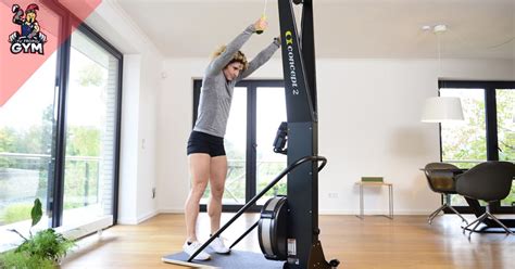 Osoba cvičiaca na SkiErg trenažéri