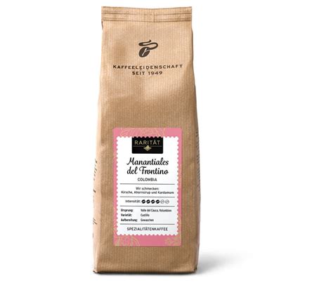 Fotografia: Balenie kvalitnej zrnkovej kávy s detailom na zrná, zdôrazňujúca kvalitu