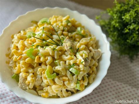 fotografia cestovinového šalátu s kukuricou a kuracím mäsom