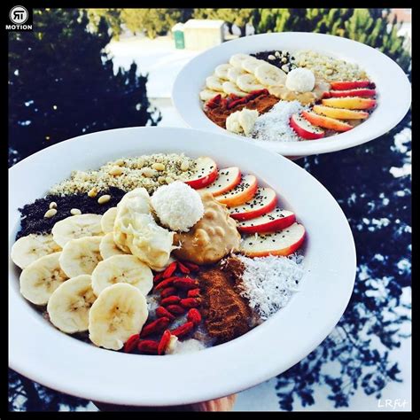 Ukážka rôznych zdravých raňajok vrátane palaciniek, smoothie a granoly