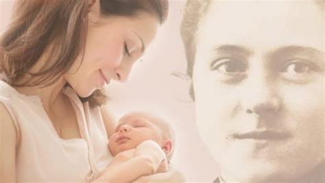 matka dojčiaca svoje dieťa