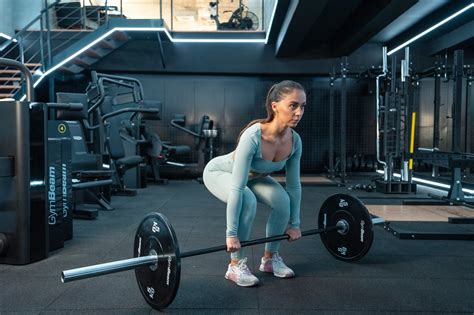 schéma komplexných cvikov (drepy, mŕtve ťahy, bench press) ako základ tréningu