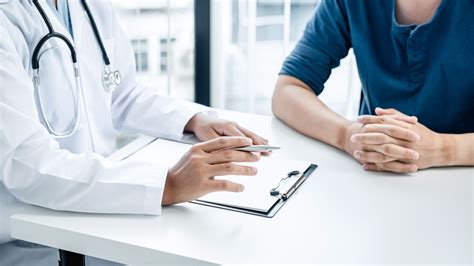 Ilustrácia: Chirurg vykonáva značenie na tele pacienta pred liposukciou