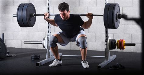 Séria fotografií demonštrujúca správnu techniku vykonávania drepov