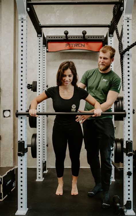 infografika zobrazujúca základné cviky (drepy, tlaky, príťahy) pre začiatočníkov