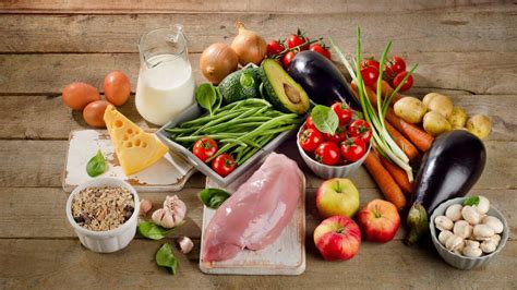 Taniere s ukážkou vyváženého jedla bohatého na makroživiny pre naberanie hmotnosti