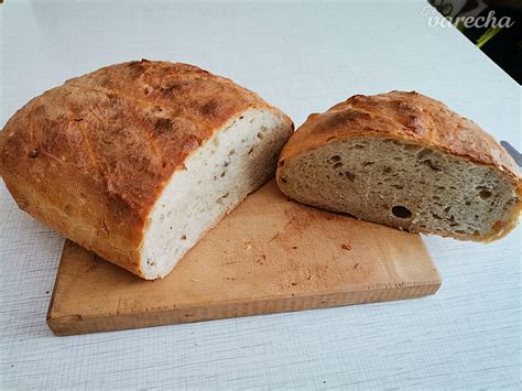 Tematická fotografia: čerstvý domáci chlieb na doske