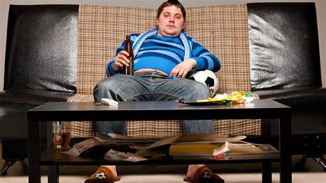 Ilustrácia: Osoba sedí na gauči, premýšľa, pričom symboly ako srdce, mozog a hodiny naznačujú emocionálne a časové aspekty prejedania.